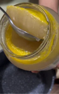 Gelatina de caldo de hueso en cuchara.