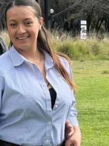 Imagen de medio cuerpo mostrando sobrepeso moderado.