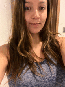 Cabello reseco y sin brillo, antes de adoptar nuevos hábitos de salud.