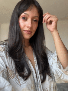 Cabello largo, sano y brillante tras recuperación completa.